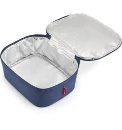 Reisenthel Coolerbag M Pocket Koeltas - 4,5L - Navy Blauw 2 Reisenthel Coolerbag M Pocket Koeltas - 4,5L - Navy Blauw -Outdoor Kampeeruitrusting Winkel 1130x1200 1