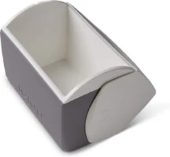 Igloo Playmate Elite - Kleine Koelbox - 15,2 Liter - Grijs 3 Igloo Playmate Elite - Kleine Koelbox - 15,2 Liter - Grijs -Outdoor Kampeeruitrusting Winkel 1200x1107 4