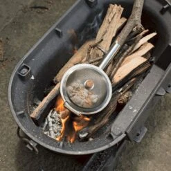 Kikkerland Huckleberry Popcorn Maker - Maak Je Eigen Popcorn - Popcornpan - Kampvuur - Buitenspeelgoed - Buitenspelen - Kamperen -Outdoor Kampeeruitrusting Winkel 1200x1200 1735