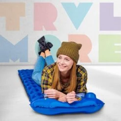 TRVLMORE Slaapmat - Zelfopblazend - 1 Persoons - Ingebouwde Pomp En Kussen - Blauw -Outdoor Kampeeruitrusting Winkel 1200x1200 1803