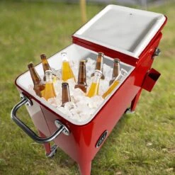 AXI Retro Cooler Rood - Koeler Met Wielen - 76L Inhoud - Koelbox Met Aftapkraan -Outdoor Kampeeruitrusting Winkel 1200x1200 637