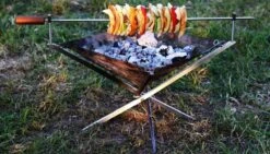 Firekorf + Grill + Spit : Opvouwbare Vuurkorf / Vuurschaal Met Rooster En Spit - Draagbare BBQ - Opbergtas - Kampeer Grill - Kookset 7 Firekorf + Grill + Spit : Opvouwbare Vuurkorf / Vuurschaal Met Rooster En Spit - Draagbare BBQ - Opbergtas - Kampeer Grill - Kookset -Outdoor Kampeeruitrusting Winkel 1200x685 2