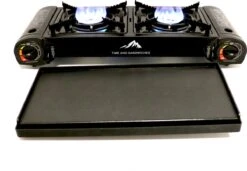 T&S - Draagbaar Dubbel Gasvuur Met Grillplaat En Transportkist - Camping Kooktoestel - Kookstel - Bakplaat - Gasfornuis - 2 Pits - Elektrische Ontsteking - Kookvuur - Kampeer Vuur -Outdoor Kampeeruitrusting Winkel 1200x830
