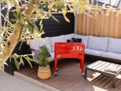 AXI Retro Cooler Rood - Koeler Met Wielen - 76L Inhoud - Koelbox Met Aftapkraan -Outdoor Kampeeruitrusting Winkel 1200x900 11