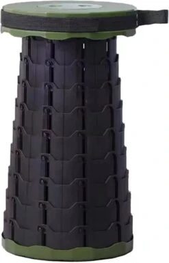 Kampeerkruk - Uitschuifbare Kruk - Military / Groen - Tot 120 Kg - Travel Stool - INCLUSIEF OPBERGZAK - Opvouwbare Campingkruk - Inklapbaar Krukje - Telescopische Kruk - Camping - Outdoor -Outdoor Kampeeruitrusting Winkel 770x1200 1
